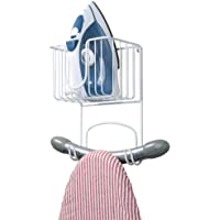 mDesign Colgador de pared para tabla de planchar – Estante de pared para planchador con cesta para plancha y demás…